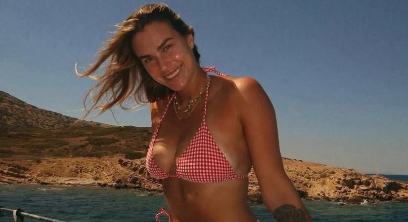 Szűk, rátapadó felsőben mutogatja tökéletes idomait a szuperszexi teniszezőnő – képek