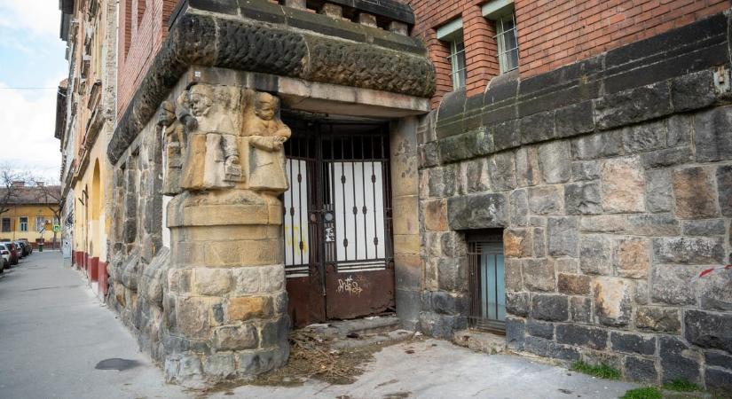 Üresen áll és pusztul a volt Dugonics utcai iskola – hiába ígért ide tanárképzést az állam