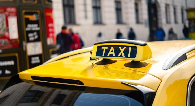 Tilos jelzésen száguldott át egy taxis a vasúti átjáróban – videón a jelenet