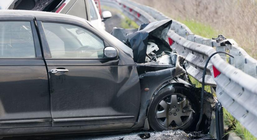 Videón a legérthetetlenebb baleset: senki se érti, mi történt az M7-esen