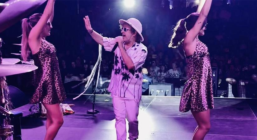 Ingyenes koncertet ad Debrecenben Szikora Róbert és az R-GO, valamint a Mystery Gang