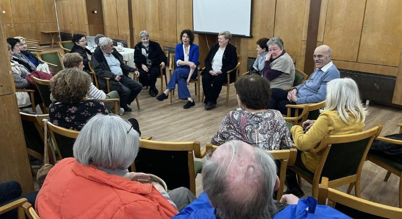 Országjárása során Pakson is kampányolt Dobrev Klára