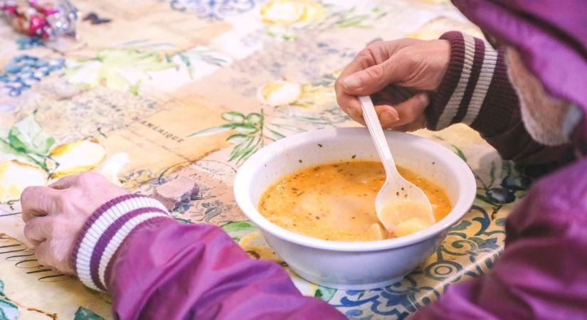 Kisnyugdíjasoknak is segít a komlói népkonyha
