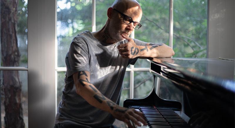 Letisztult hangzás, mély reflexió – Megérkezett Moby új lemeze