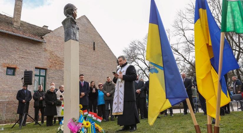 Kiderült, ki finanszírozta a Hódmezővásárhelyen állított, hazánkban ismeretlen ukrán költőnő szobrát