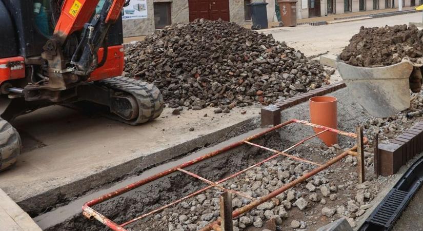 Változik a forgalmi rend – munkagépek vonulnak fel a népszerű üzletsor közelében