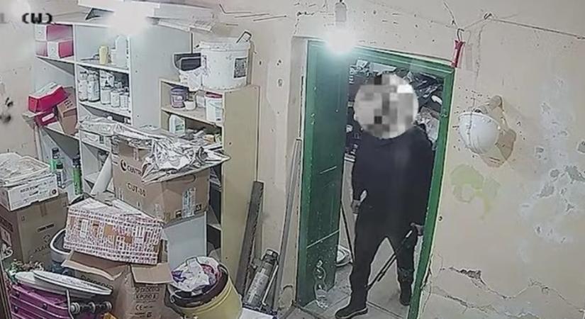 Videón, ahogy három befőttimádó fiú teljesen kirámol egy ceglédi házat