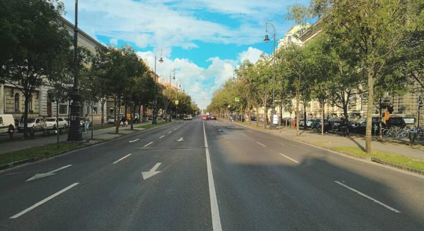 Az emberek közé zuhant az épület homlokzata az Andrássy úton - Sokkoló videó