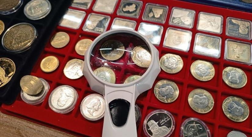 Különleges érmék, bélyegek, jelvények, pénzek a kínálatban