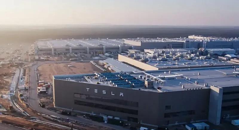 Mit üzen az autóiparnak a Tesla grünheidei erőpróbája?