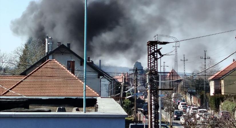 Kigyulladt egy családi ház Szombathelyen, lezártak egy utcát - fotó