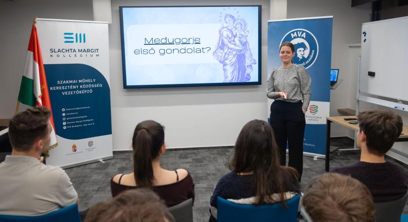 A közösség, amely formál