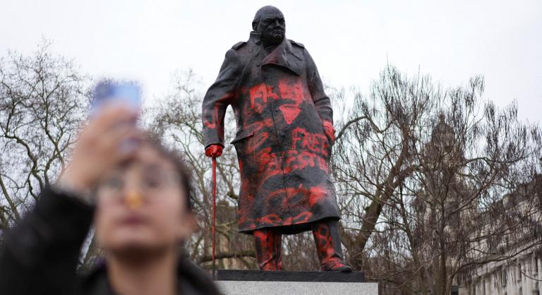 Piros festékkel fújták le Winston Churchill szobrát Londonban