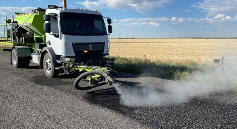 Két perc alatt eltűnik a kátyú – Egy ember is elég ennek az útjavító teherautónak a működtetéséhez