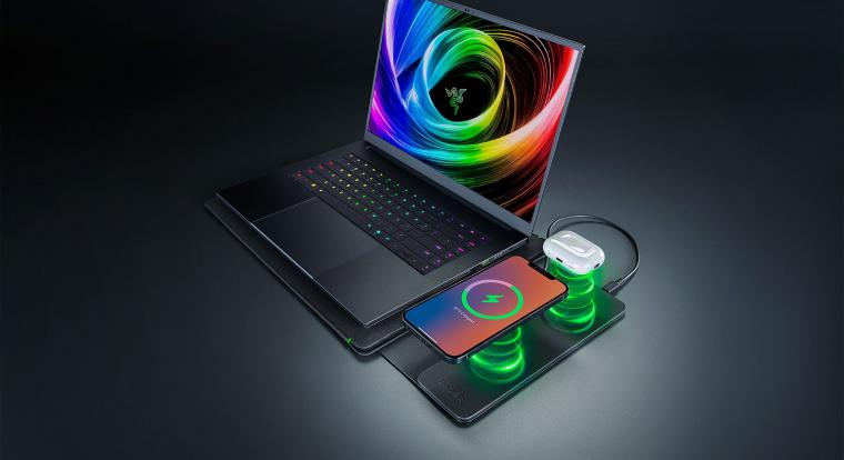 A Razer vezeték nélküli töltőket vasalt a 40 ezer forintos laptoptokjára
