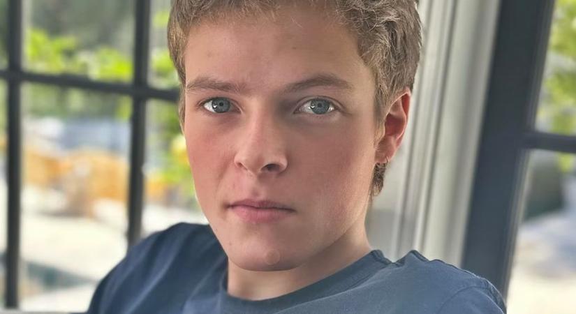 Rájössz, kinek a fia ez a jóképű srác? Az anyukája egy világhírű színésznő!