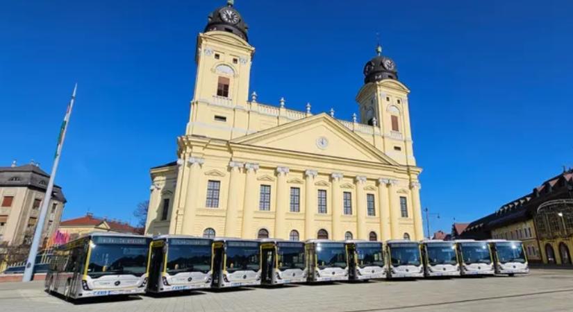 Tíz új Mercedes busz érkezett Debrecenbe