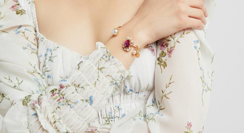 A tökéletes tavaszi kapszulagardrób: mindössze 10 ruhadarabból és kiegészítőből áll