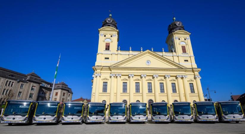 Tíz új, utas- és környezetbarát busz áll forgalomba Debrecenben – fotókkal