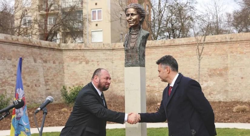 Kiderült, ki finanszírozta Márki-Zay Péter kedvenc ukrán szobrát Hódmezővásárhelyen