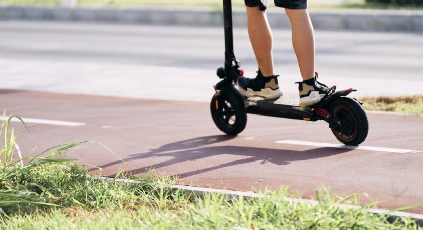 Kigyulladt egy elektromos roller Szombathelyen, nagy tűz lett belőle