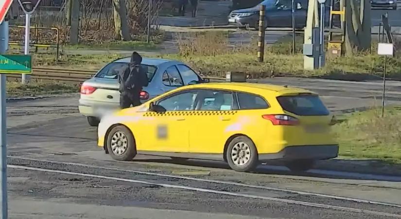 Felháborító szabálytalanságot követett el a taxis, szerencsére a rendőrök is látták, mit művelt!