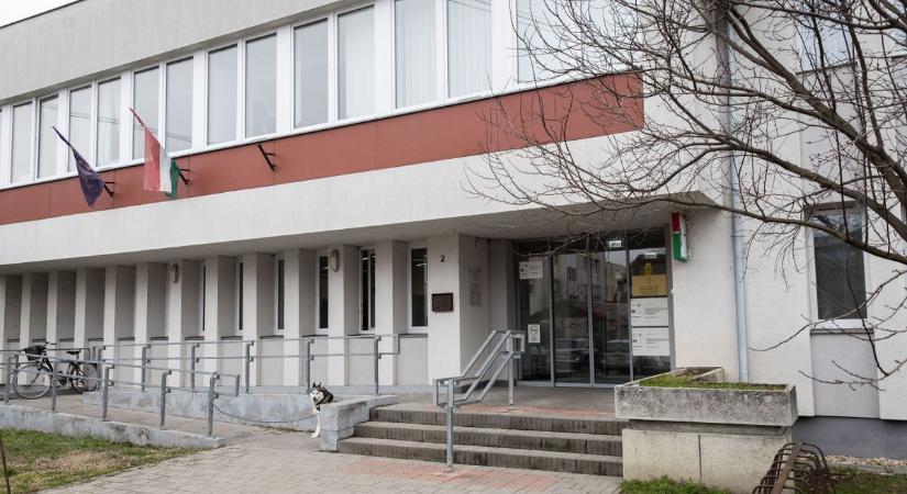 Döbbenetes incidens Zalában: egy maszkos illető megtámadta a zalaszentgróti járási hivatal munkatársát ma reggel