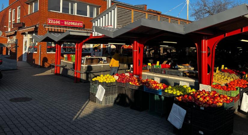 Lassan éledezik a dunaújvárosi piac – mutatjuk az árakat (videóval, galériával)