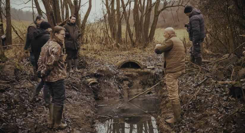 Szomjas őzeknek újított fel régi forrásokat a nógrádi vadász, aki a Cserhát erdeiben próbálja megtartani a vizet