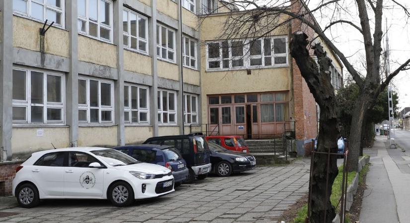 Évek óta üresen álló iskolát alakítanak át lakóházzá Budapesten