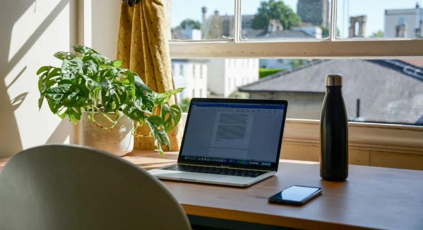 Home office-ban törte el a bokáját, kártérítést kapott munkahelyi balesetért