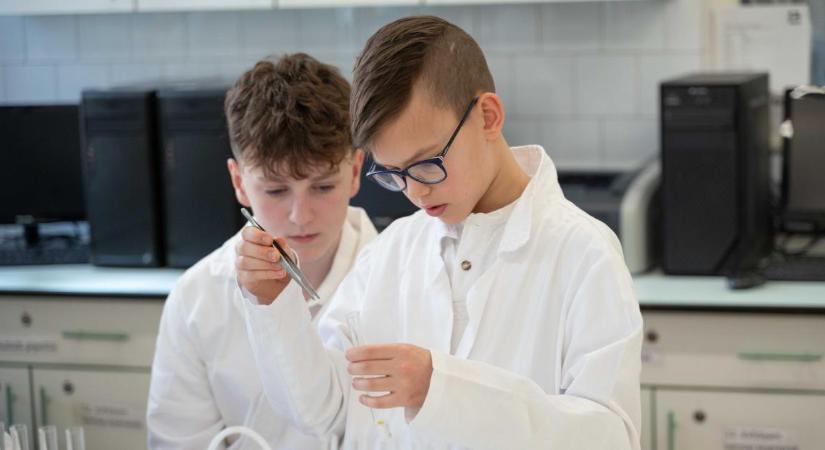 Fehér köpenyt öltöttek és összemérték vegyésztudásukat az általános iskolások a debreceni technikumban