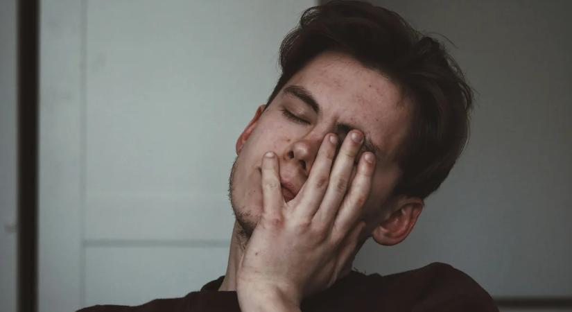 Naponta hat üveg bort ivott a 27 éves férfi: „Nem tudom, hogyan élek még”