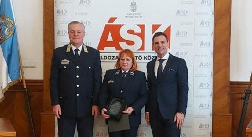 Több mint egy évtizede a megelőzés szolgálatában, rangos elismerést kapott a rendőrnő