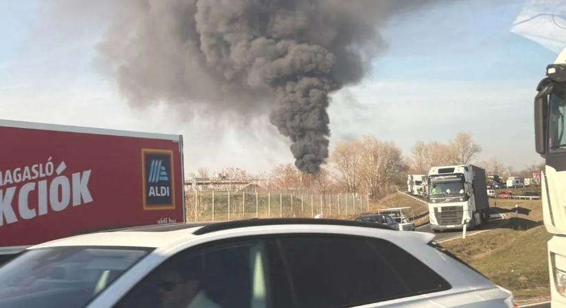 Valami hatalmas lángokkal ég az M0-snál, kilométerekre látszik a füstoszlop