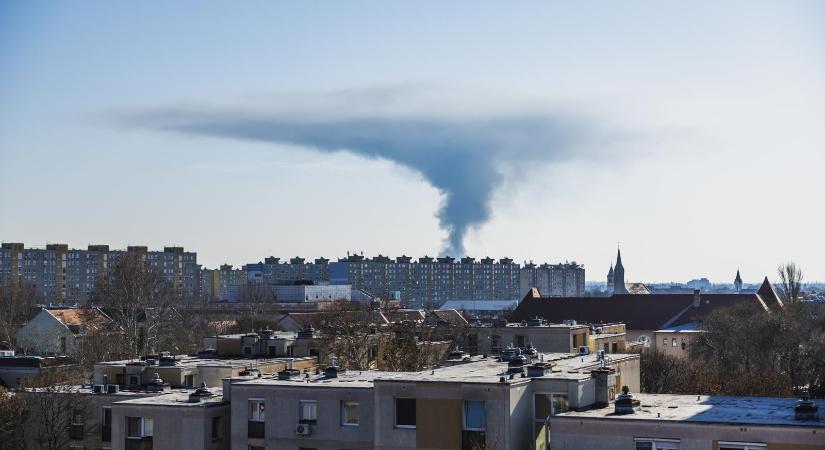 Kigyulladt a szemét egy soroksári hulladékfeldolgozó üzemben, hatalmas füstfelhő terjeng a környék felett