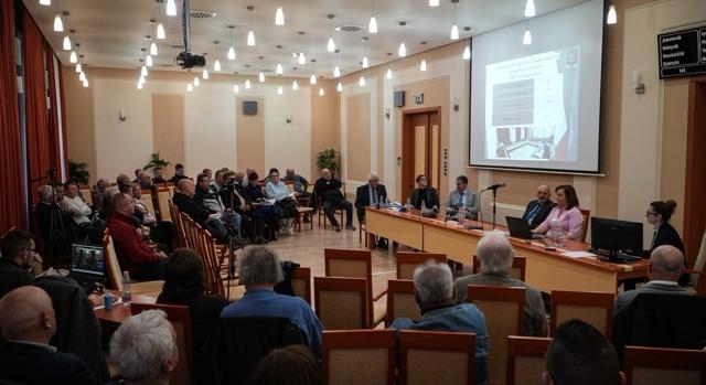 Az utóbbi évek legfeszültebb hangulatú közmeghallgatása zajlott Komlón
