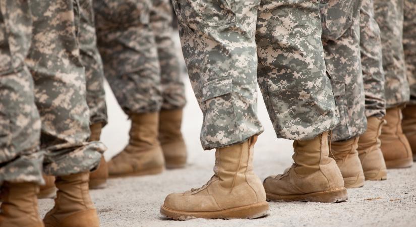 Elindultak a katonák a „kritikus végpontokat” védeni – 20 helyszínt erősítenek meg péneken, majd negyvenet hétfőn