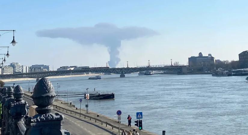 Nagy füsttel ég a szemét egy soroksári szemétfeldolgozóban