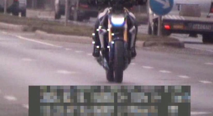 Padlógáz a városban: ezért a tempóért keményen megfizetett a motoros!