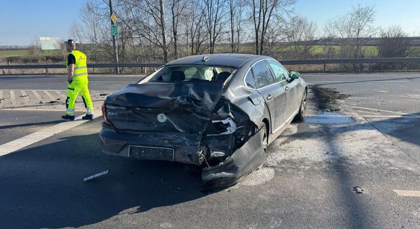 Baleset történt a 4-esen, Debrecennél rohant egymásnak két autó