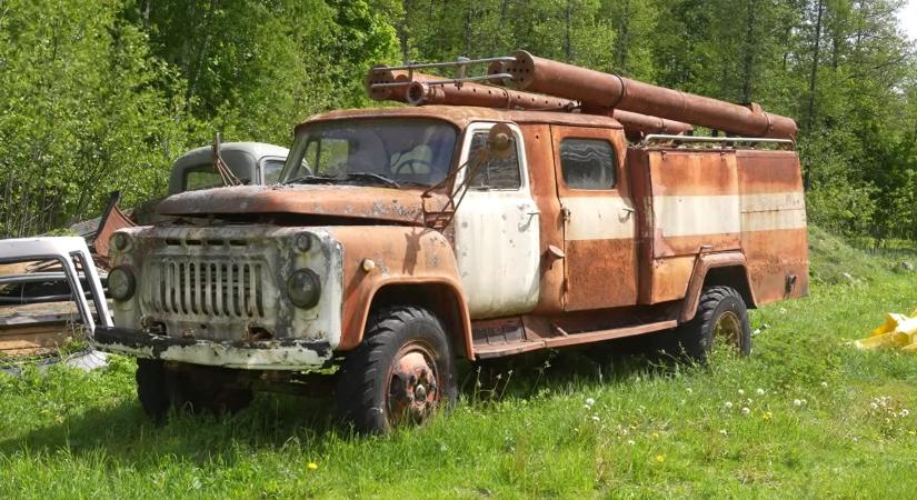 23 év egy helyben rohadás után is elvihető egy körre a V8-as szovjet tűzoltóautó