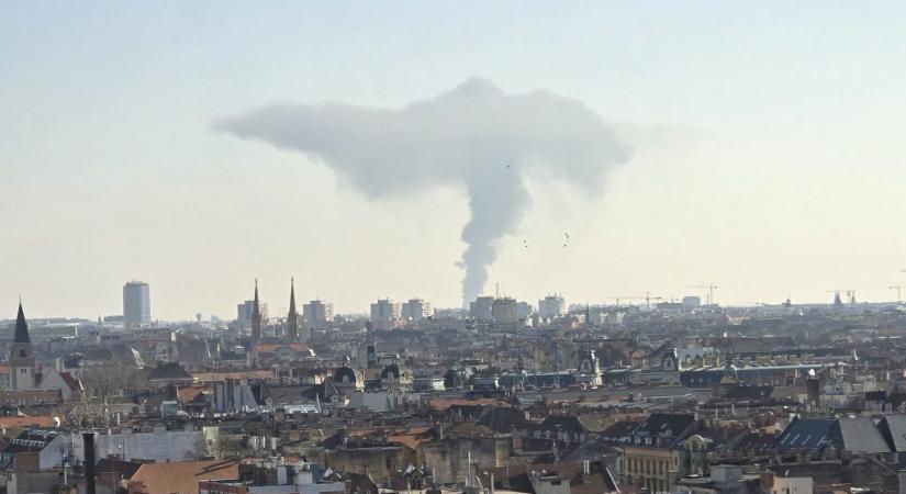 Óriási füsttel lángol egy hulladékfeldolgozó Soroksáron, 150 köbméternyi szemét ég