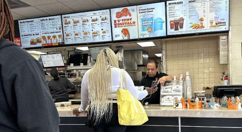 A Burger King AI eszközzel figyeli meg, mennyire barátságos az éttermi személyzet
