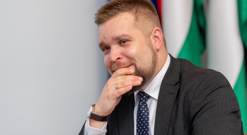 Pintér Bence örvendezni kezdett, hogy találkozhat Orbán Viktorral, de aztán jött a 4iG, és inkább lemondta a polgármester meghívását a győri programra