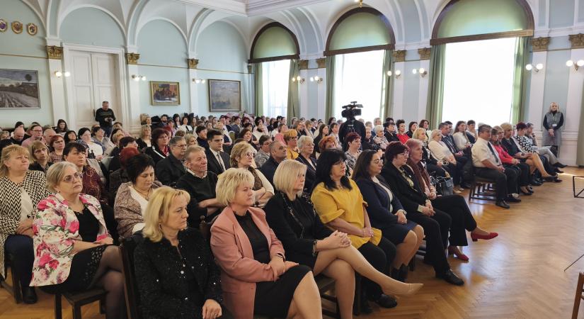 Átadták a Vármegye Ápolója Díjat, jubileumi szakembereket is köszöntöttek