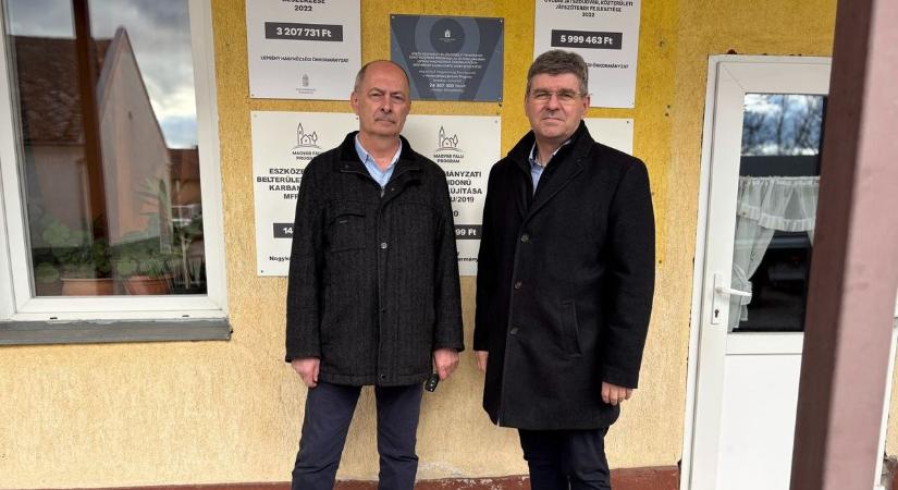 Innentől egy teherautó és egy magasgazvágó is segíti az önkormányzat munkáját