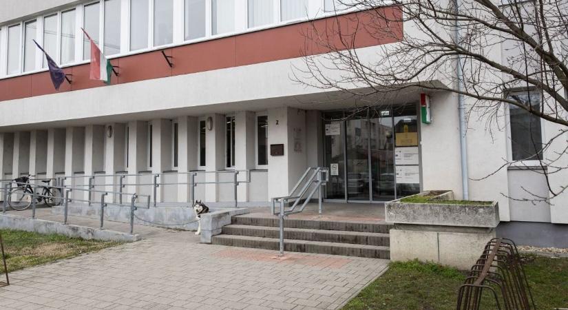 Egy maszkos támadó ismeretlen anyaggal öntötte le a járási hivatal munkatársát