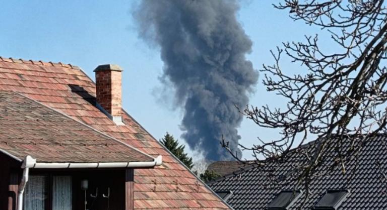 Hatalmas füst Soroksáron, ég a szemét egy hulladékfeldolgozó üzemben