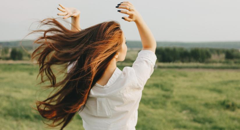 55 éves magyar nő fotója tarol: elárulta most a titkát annak, miért nincs egyetlen ősz hajszála sem